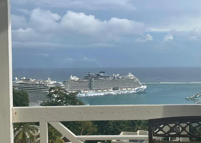 Oceanbreeze Jamaica Penthouse, 7-minute Walk To Apartamento Ocho Ríos