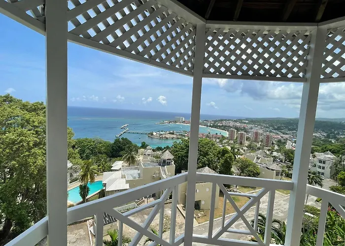Oceanbreeze Jamaica Penthouse, 7-minute Walk To *
