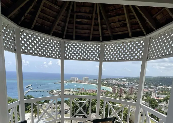 Oceanbreeze Jamaica Penthouse, 7-minute Walk To Ocho Ríos