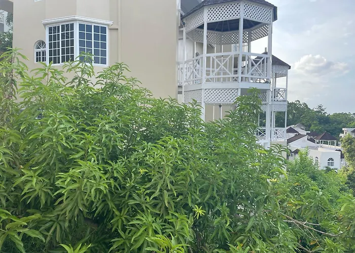 Apartamento Oceanbreeze Jamaica Penthouse, 7-minute Walk To *