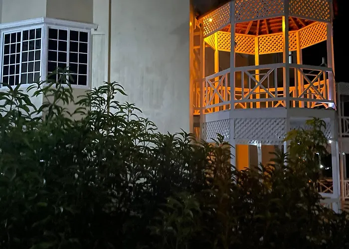 Oceanbreeze Jamaica Penthouse, 7-minute Walk To Apartamento