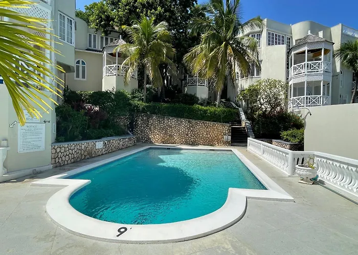 Oceanbreeze Jamaica Penthouse, 7-minute Walk To Apartamento Ocho Ríos