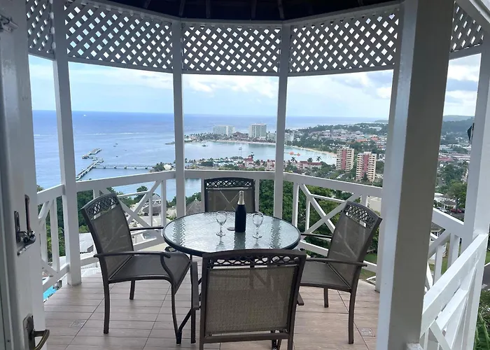 Oceanbreeze Jamaica Penthouse, 7-minute Walk To Apartamento Ocho Ríos