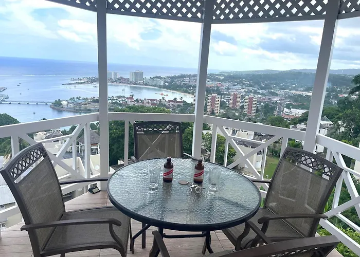 Apartamento Oceanbreeze Jamaica Penthouse, 7-minute Walk To