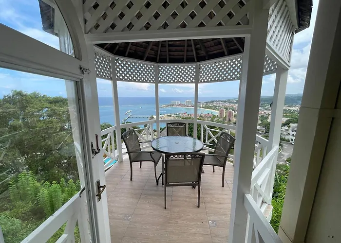 Oceanbreeze Jamaica Penthouse, 7-minute Walk To Ocho Ríos