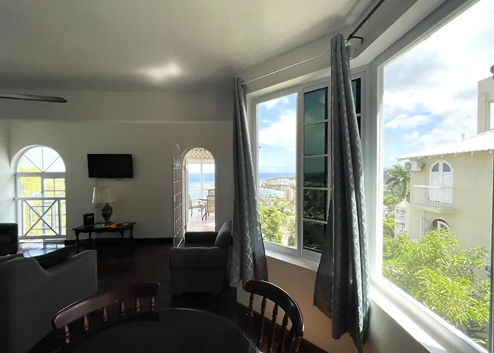 Oceanbreeze Jamaica Penthouse, 7-minute Walk To