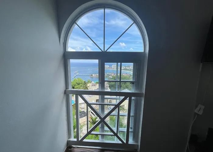Oceanbreeze Jamaica Penthouse, 7-minute Walk To Apartamento *