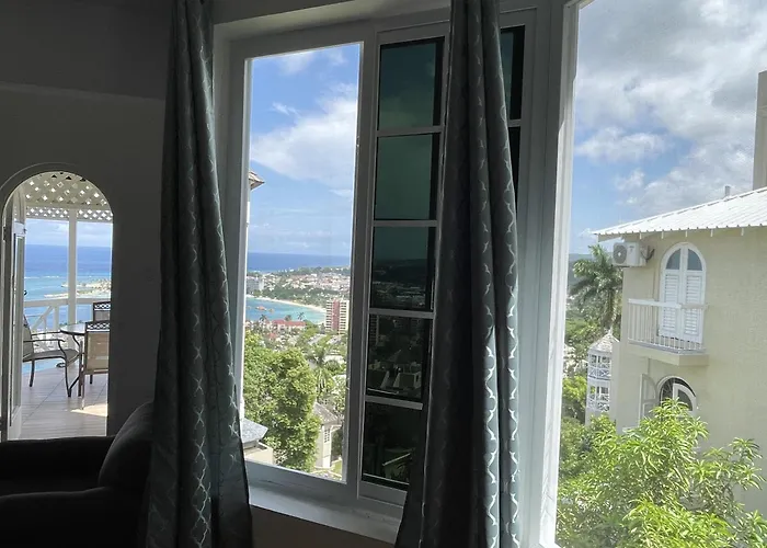 Apartment Oceanbreeze Jamaica Penthouse, 7-minute Walk To