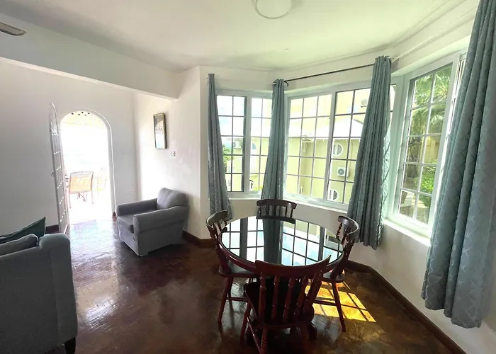 Oceanbreeze Jamaica Penthouse, 7-minute Walk To