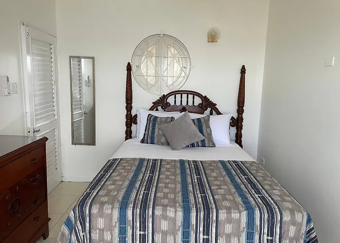 Oceanbreeze Jamaica Penthouse, 7-minute Walk To Apartamento