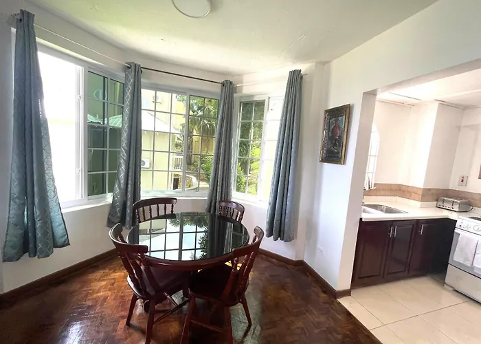 Oceanbreeze Jamaica Penthouse, 7-minute Walk To Apartamento *