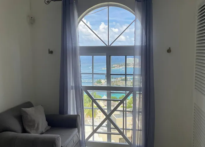 Apartamento Oceanbreeze Jamaica Penthouse, 7-minute Walk To *