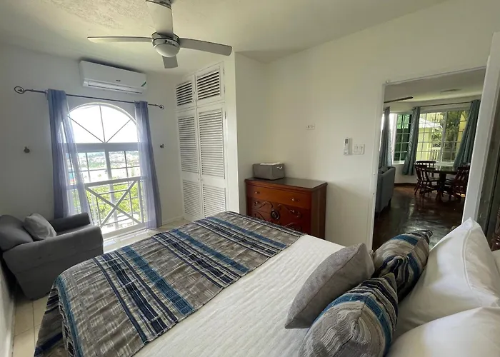 Oceanbreeze Jamaica Penthouse, 7-minute Walk To Apartamento