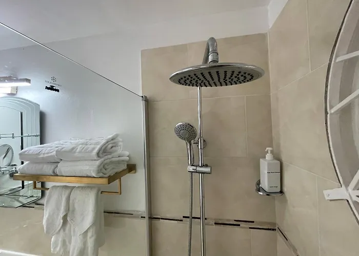 Apartamento Oceanbreeze Jamaica Penthouse, 7-minute Walk To