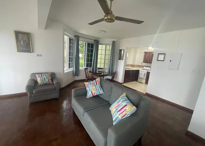 Oceanbreeze Jamaica Penthouse, 7-minute Walk To *