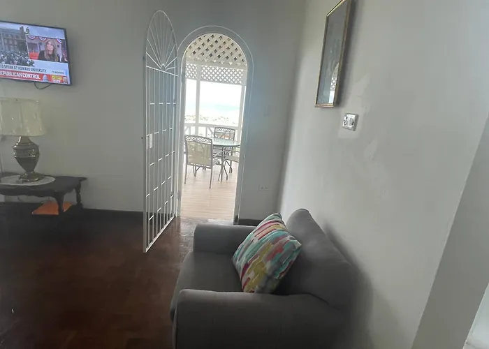 Apartamento Oceanbreeze Jamaica Penthouse, 7-minute Walk To *
