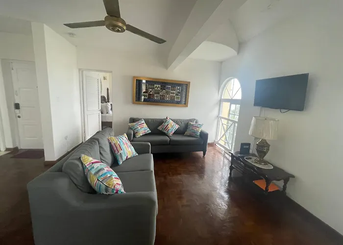 Oceanbreeze Jamaica Penthouse, 7-minute Walk To * Ocho Ríos