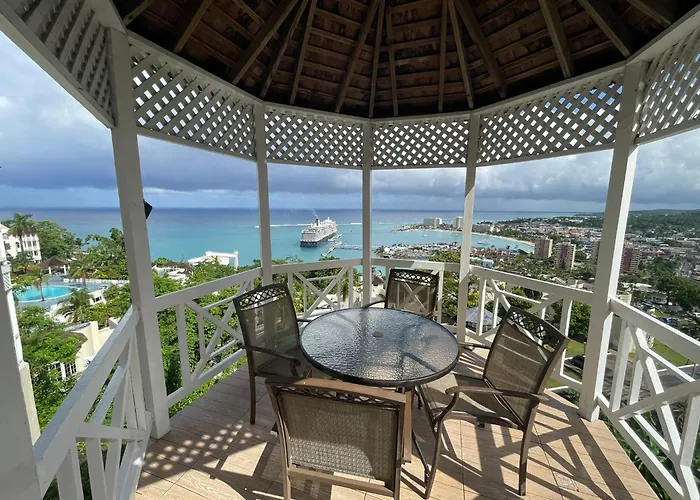 Oceanbreeze Jamaica Penthouse, 7-minute Walk To *
