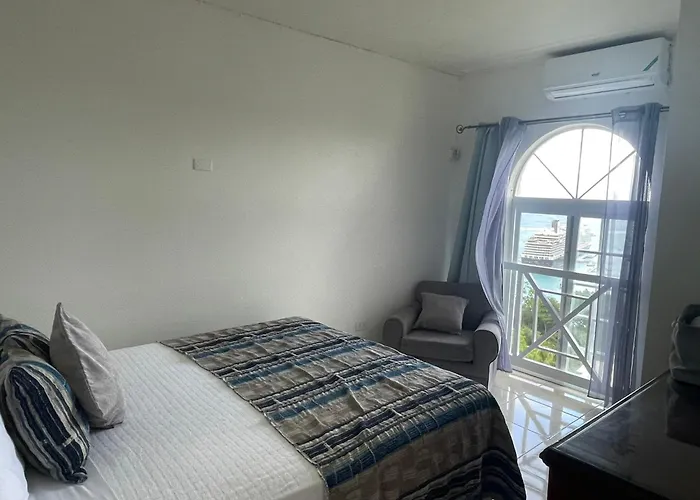 Apartamento Oceanbreeze Jamaica Penthouse, 7-minute Walk To