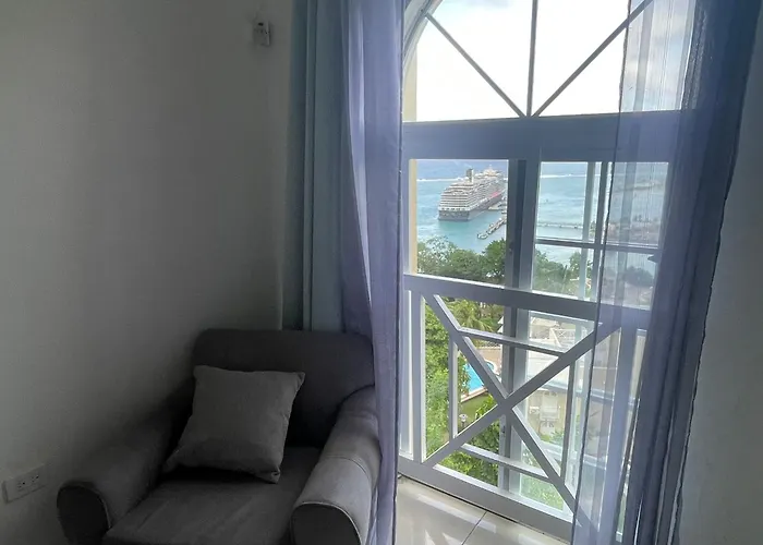 Oceanbreeze Jamaica Penthouse, 7-minute Walk To Apartamento